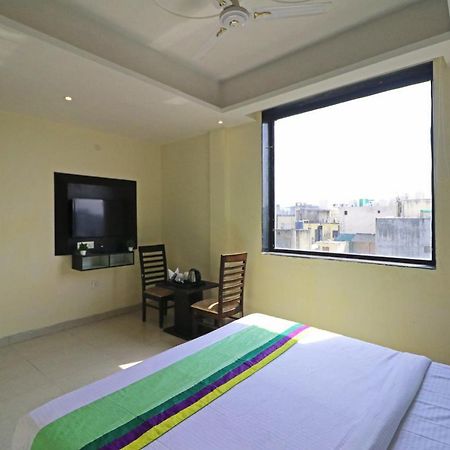 Hotel Paragon Suites Нью-Дели Экстерьер фото