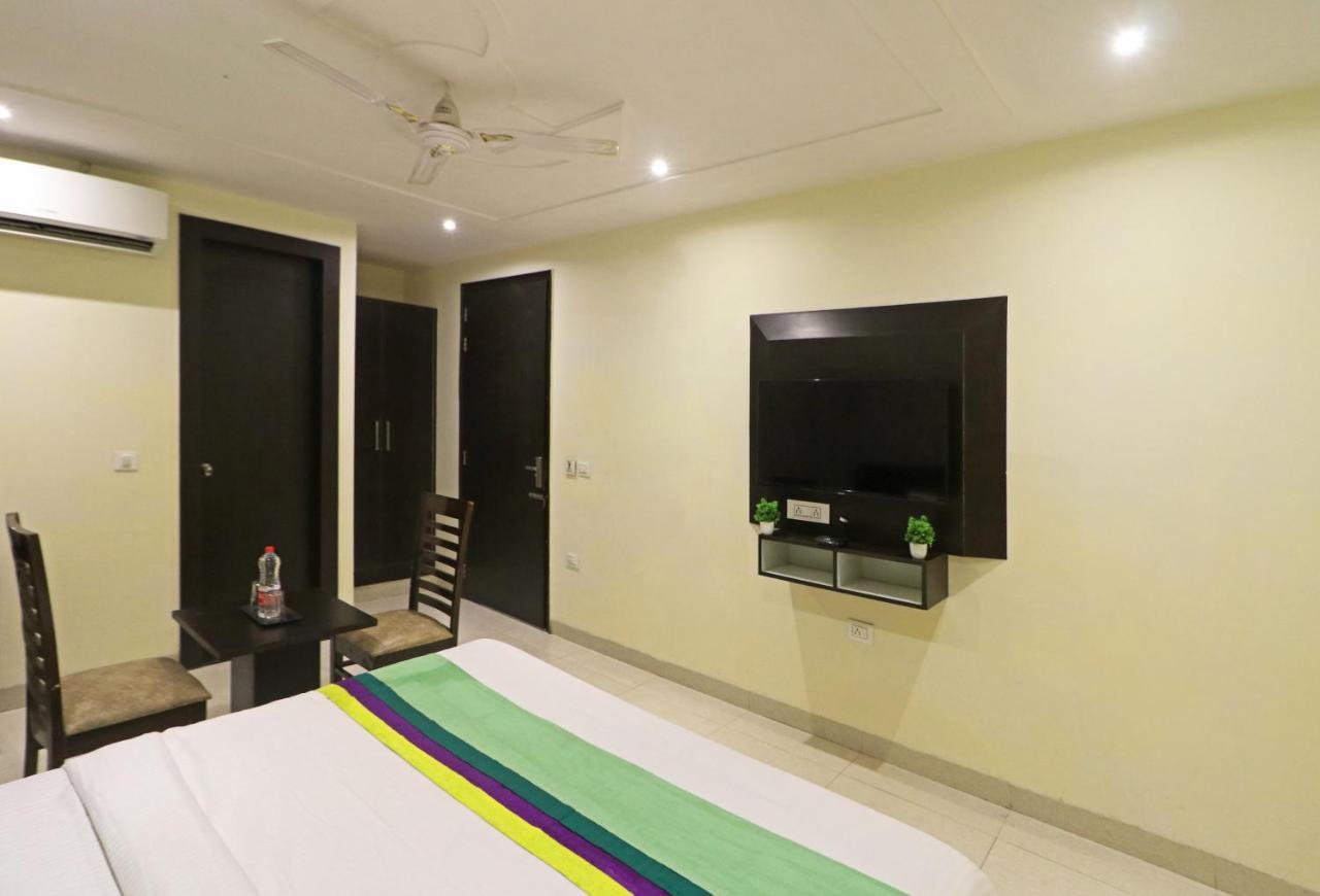 Hotel Paragon Suites Нью-Дели Экстерьер фото