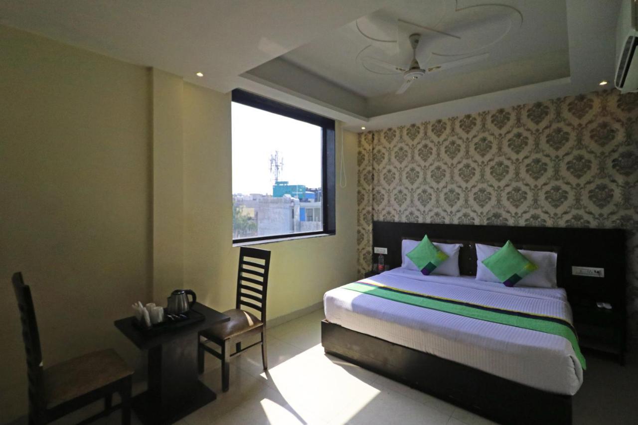 Hotel Paragon Suites Нью-Дели Экстерьер фото