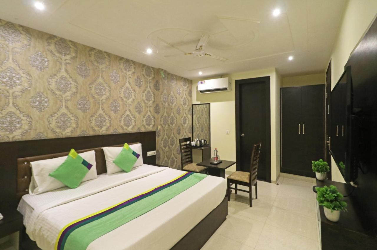 Hotel Paragon Suites Нью-Дели Экстерьер фото