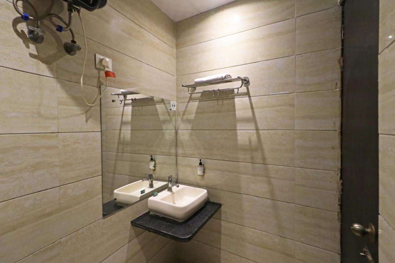 Hotel Paragon Suites Нью-Дели Экстерьер фото